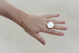 Madre Perla Circle Ring